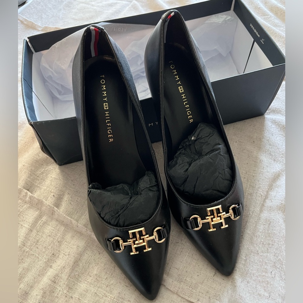 BRAND NEW Tommy Hilfiger black block heel classic pumps 7.5 perfect condition